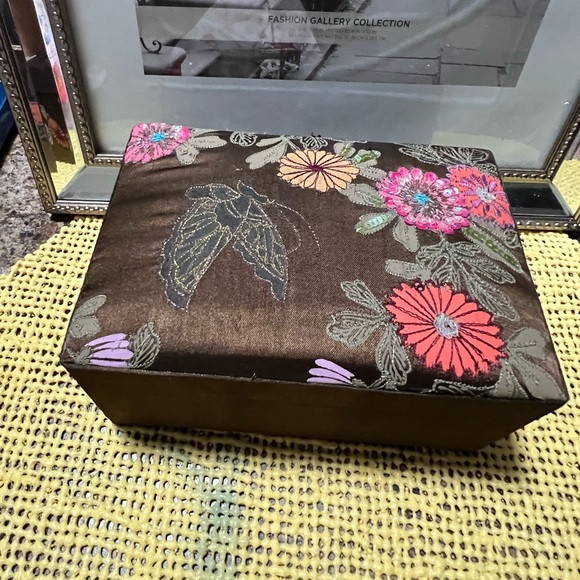 Vintage Beaded storage Box. - Picture 3 of 12